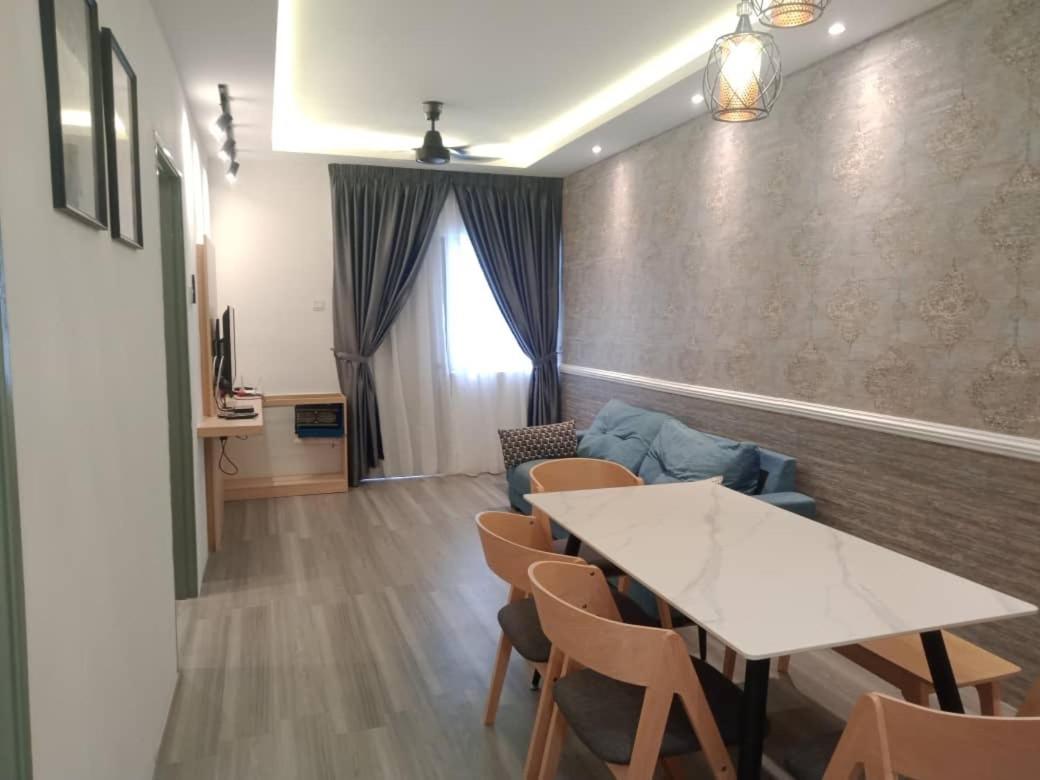 Muslim Blue Adik Aisyah Apartment Tanah Rata