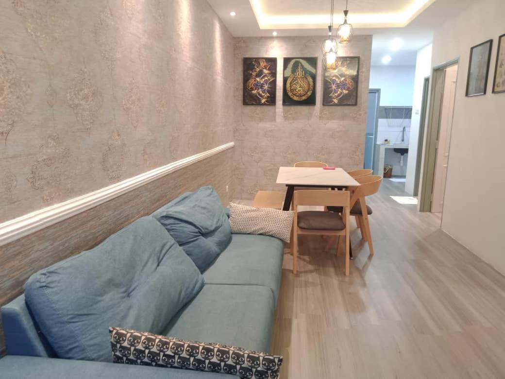 Muslim Blue Adik Aisyah Apartment *